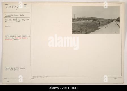 Auf diesem Foto, das am 23. Oktober 1918 aufgenommen wurde, sehen Sie Bauarbeiter an den Bassons Docks in Bordeaux, Frankreich, beim Bau einer Kühlschrankanlage. Das Foto wurde von Pvt. J.W. gemacht Strand und vorbei am A.E.P. Zensor. Es wurden keine weiteren Informationen oder Anmerkungen übermittelt. Stockfoto