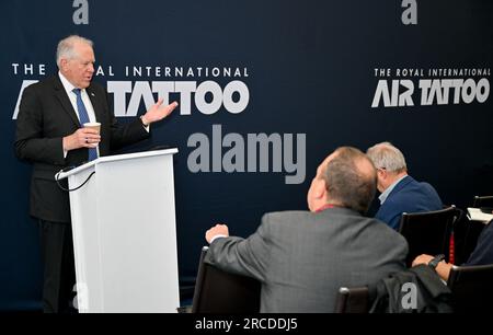 Fairford, Großbritannien. 14. Juli 2023. RAF Fairford, Fairford, Gloucestershire, Großbritannien, am 14 2023. Juli. Frank Kendall, 26. Sekretär der US-Luftwaffe, verantwortlich für Organisation, Schulung und Ausrüstung der USA Air and Space Forces informiert die Medien auf der Royal International Air Show (RIAT) in RAF Fairford, Fairford, Gloucestershire, Großbritannien, am 14 2023. Juli. Kredit: Francis Knight/Alamy Live News Stockfoto