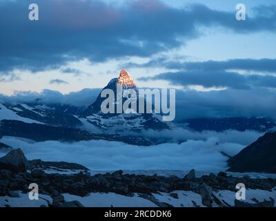Zermatt, Schweiz - 2. 2023. Juli: Blick vom frühen Morgen auf den Gipfel des Matterhorns im Sonnenlicht Stockfoto