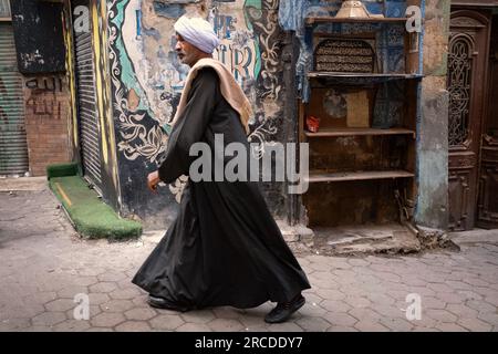 Ein alter Mann mit traditioneller Kleidung geht durch die Straßen des islamischen Kairo, Ägypten Stockfoto