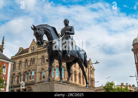 Wolverhampton, Großbritannien - Juli 13 2023: Prinz-Albert-Statue auf einem Pferd auf dem Queen Square Wolverhampton Stockfoto