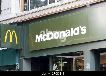 Wolverhampton, Großbritannien - Juli 13 2023: Beschilderung für ein McDonalds Restaurant und das Golden Arches Logo in Wolverhampton, Großbritannien Stockfoto