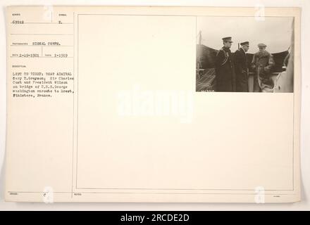 Bild von Präsident Wilson und Konteradmiral Cary T. Grayson auf der Brücke der U.S.S. George Washington, begleitet von Sir Charles Cust, auf dem Weg nach Brest, Finisterre, Frankreich im Januar 1919. Foto Nummer 63512, aufgenommen vom Signalkorps. Beschreibung aufgezeichnet am 19. Februar 1921. Weitere Hinweise beziehen sich auf Messip 1-1000. Stockfoto