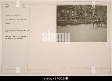 Ein Foto, aufgenommen am 6. Mai 1919, während der 77. Division Parade in New York City, New York. Das Bild zeigt eine allgemeine Ansicht der Parade, während sie sich die Straße hinaufbewegt. Der Fotograf Leutnant Lyon hat das Ereignis auf diesem Bild festgehalten. Stockfoto