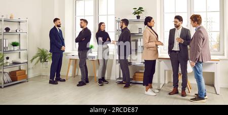 Gruppe von Geschäftsleuten, Aktionäre bei einer Besprechung im Büro, die Geschäftsplan, Strategie, Projekt bespricht. Stockfoto