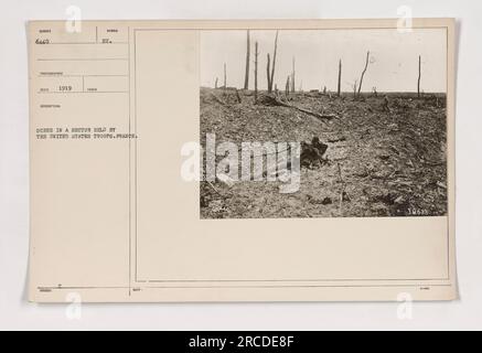 Amerikanische Soldaten stehen bereit und wachsam in einem Sektor, der während des Ersten Weltkriegs von US-Truppen gehalten wurde. Dieses Foto, das in Frankreich aufgenommen wurde, zeigt die Ernsthaftigkeit und Entschlossenheit der Soldaten der USA. Stockfoto