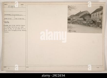 Lastwagen des 307. Supply Train, Firma C der 82. Division, werden im Ruhebereich Nr. 10 in Vaux Sous Aubigny, Haute Marne, Frankreich, gesehen. Dieses Foto wurde von H. Sears aufgenommen und ist Teil der Sammlung, die amerikanische Militäraktivitäten während des Ersten Weltkriegs dokumentiert. Stockfoto