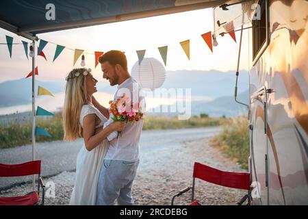 Hochzeit in der Natur. Schönes Hipster-Paar bei Sonnenuntergang. Stockfoto