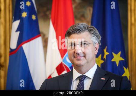 Kroatien, 14. Juli 2023, der kroatische Premierminister Andrej Plenkovic traf den slowenischen Premierminister Robert Golob während seines ersten Staatsbesuchs in Kroatien am 14. Juli 2023 im Regierungsgebäude Banski dvori in St. Markusplatz, in Zagreb, Kroatien. Kredit: Pixsell/Alamy Live News Stockfoto