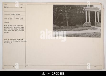 Dieses Foto zeigt den Ort, der auf dem Arlington National Cemetery in Virginia für das Begräbnis der Toten der 2. Division, USA, ausgewählt wurde Die Aussicht zeigt das Sheridan Gate, das als Haupteingang zum Arlington National Cemetery dient. Das Bild wurde im Mai 1920 von einem Fotografen des Signalkorps aufgenommen. Die Identifikationsnummer des Fotos ist 68692 REC6-2-1920, und das Signal Corps hat ihm das Symbol "A" zugewiesen. Stockfoto