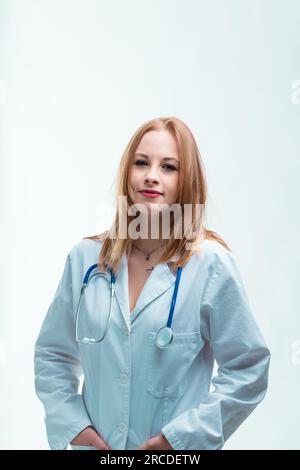 Porträt einer jungen Ärztin auf weißem Hintergrund. Sorgfältig und vorbereitet ist sie eine Problemlöserin in verschiedenen medizinischen Bereichen Stockfoto