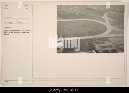 Luftaufnahme eines Flugfelds während des Ersten Weltkriegs, aufgenommen 1919. Das Bild zeigt das Feld mit mehreren Ebenen, die auf dem Boden geparkt sind. Das Foto hat die Nummer 25710 und wurde vom Fotografen REC aufgenommen. Stockfoto