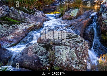 Kleine Wasserfälle über Granitfelsen, Glen Elgin Creek, New England Tablelands, NSW Australien Stockfoto