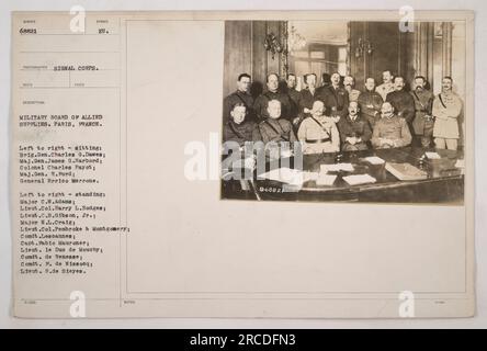 Militärrat für Verbündete. Dieses Foto zeigt eine Vorstandssitzung in Paris, Frankreich während des Ersten Weltkriegs. Von links nach rechts sitzen Brig. General Charles G. Dawes, Major General James G. Harbord, Colonel Charles Payot, Major General R. Ford und General Errico Merrone. Von links nach rechts sehen Sie Major C.W. Adams, Lieut. Oberst Harry L. Hodges, Lieut. C.B. Gibson Jr., Major N.L. Craig, Lieut. Oberst Pembroke Montgomery, Comdt. Lescannes, Kapitän Fabio Mauroner, Lieut. le Duc de Mouchy, Comdt. De Renesse, Comdt. F. de Wissocq und Lieut. H. de Sieyes. Stockfoto