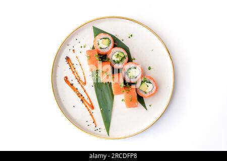 Philadelphia Sushi Rolls mit Lachs und Sahnekäse isoliert Stockfoto