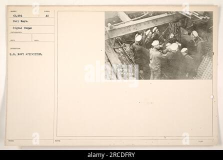 US Navy-Personal, das während des Ersten Weltkriegs militärische Aktivitäten an Bord eines Schiffes durchführt. Stockfoto