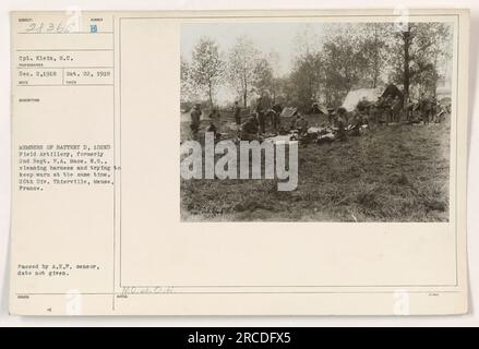 Mitglieder von Battery D, 102. Field Artillery, vormals 2. Regt. F.A. Mass. N.G., kann man in diesem Fotoreinigungsgeschirr sehen und versuchen, warm zu bleiben. Das Foto wurde am 22. Oktober 1918 von CPL. Klein, S.C. in Thierville, Mause, Frankreich, aufgenommen Es wurde vom A.E.P. Zensor verabschiedet. Stockfoto