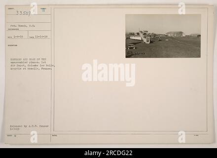 Pvt. Bosch, S.C., ist auf diesem Foto zu sehen, das am 14. November 1918 aufgenommen wurde. Das Bild zeigt Hangars und unmontierte Flugzeuge im 1. Air Depot in Colombe les Belle, Meurthe et Moselle, Frankreich. Das Foto wurde am 7. Januar 1919 vom A.E.F Censor veröffentlicht. Stockfoto