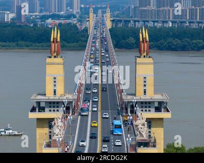 (230714) -- NANJING, 14. Juli 2023 (Xinhua) -- Dieses Luftfoto wurde am 12. Juli 2023 aufgenommen und zeigt die Nanjing Yangtze-Brücke in Nanjing, Ostchina-Provinz Jiangsu. Die antike Stadt Nanjing mit einer Geschichte von rund 2.500 Jahren hat in den letzten Jahren viele Erneuerungsprojekte entlang des Qinhuai-Flusses gestartet. Dies hat dazu beigetragen, Alt und Neu zusammenzubringen, um eine bessere Zukunft der Stadt zu schaffen. Solche Stadterneuerungsprojekte haben auch zum Wohlstand des Kultursektors in der antiken Stadt geführt. Im Jahr 2022 erreichte der Mehrwert der Kulturindustrie von Nanjing 112 Milliarden Yuan (etwa 15,6 Milliarden Dollar) Stockfoto