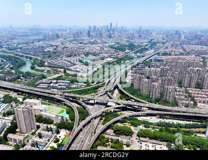 (230714) -- NANJING, 14. Juli 2023 (Xinhua) -- Dieses Luftfoto wurde am 9. Juni 2023 aufgenommen und zeigt die Kreuzung Shuangqiaomen und die Stadtmauer der Ming-Dynastie (1368-1644) in Nanjing, Ostchina-Provinz Jiangsu. Die antike Stadt Nanjing mit einer Geschichte von rund 2.500 Jahren hat in den letzten Jahren viele Erneuerungsprojekte entlang des Qinhuai-Flusses gestartet. Dies hat dazu beigetragen, Alt und Neu zusammenzubringen, um eine bessere Zukunft der Stadt zu schaffen. Solche Stadterneuerungsprojekte haben auch zum Wohlstand des Kultursektors in der antiken Stadt geführt. 2022, der Mehrwert von Nanjings kulturellem i Stockfoto