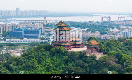 (230714) -- NANJING, 14. Juli 2023 (Xinhua) -- Dieses Luftfoto wurde am 12. Juli 2023 aufgenommen und zeigt den Yuejiang-Turm in Nanjing, Ostchina-Provinz Jiangsu. Die antike Stadt Nanjing mit einer Geschichte von rund 2.500 Jahren hat in den letzten Jahren viele Erneuerungsprojekte entlang des Qinhuai-Flusses gestartet. Dies hat dazu beigetragen, Alt und Neu zusammenzubringen, um eine bessere Zukunft der Stadt zu schaffen. Solche Stadterneuerungsprojekte haben auch zum Wohlstand des Kultursektors in der antiken Stadt geführt. Im Jahr 2022 erreichte die Wertschöpfung der Kulturindustrie von Nanjing 112 Milliarden Yuan (etwa 15,6 Milliarden US-Dollar) Stockfoto