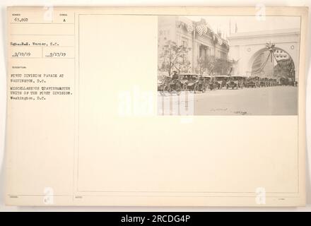 Bildunterschrift: Das Bild zeigt verschiedene Quartermaster-Einheiten der First Division, die an einer Parade in Washington, D.C., teilnehmen und die Einheit im Ersten Weltkrieg symbolisieren. Das Foto wurde am 17. Februar 1919 mit der Identifikationsnummer 63.860 aufgenommen. Die erwähnte Lage ist St. Warner, S.C., und der Titel enthält eine Notiz mit der Aufschrift 'RTY 9063860'. Stockfoto