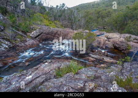 Blick auf das Tal von der Spitze des Basket Swamp Wasserfalls, Basket Swamp National Park, New England Tablelands, NSW Australien Stockfoto