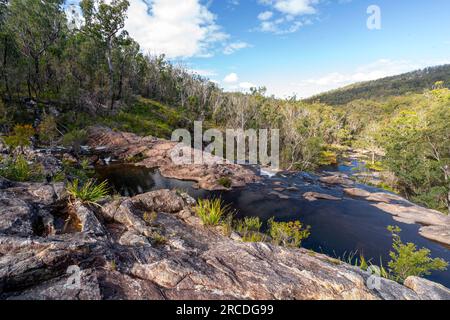 Blick auf das Tal von der Spitze des Basket Swamp Wasserfalls, Basket Swamp National Park, New England Tablelands, NSW Australien Stockfoto