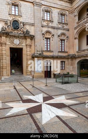 Mdina, Malta, 30. April 2023. Malteserkreuz auf dem Boden vor dem Schloss Vilhena, Nationalmuseum für Naturwissenschaften. Stockfoto