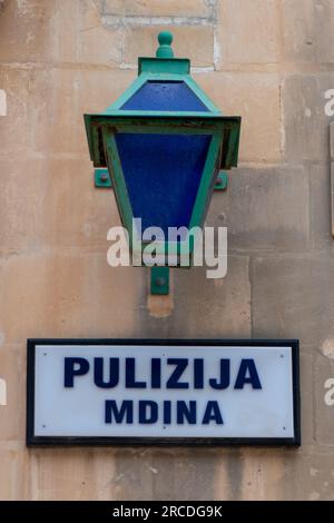 Mdina, Malta, 30. April 2023. Polizeifassade mit Laterne Stockfoto