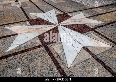 Mdina, Malta, 30. April 2023. Malteserkreuz auf dem Boden vor dem Schloss Vilhena, Nationalmuseum für Naturwissenschaften. Stockfoto