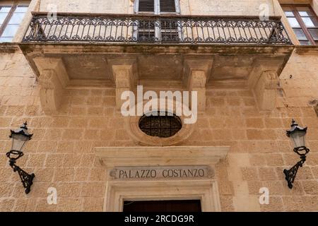 Mdina, Malta, 30. April 2023. Fassade des Palazzo Costanzo. Es war früher die Residenz einer edlen sizilianischen Familie, die 1666 errichtet wurde Stockfoto