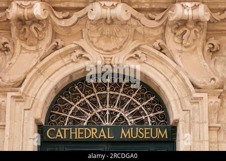 Mdina, Malta, 30. April 2023. Das Mdina Cathedral Museum befindet sich in einem herrlichen barocken Gebäude auf der rechten Seite der Kathedrale, im Archb Stockfoto