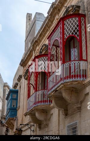 Mdina, Malta, 30. April 2023. Typische Balkone von Häusern in Mdina Stockfoto