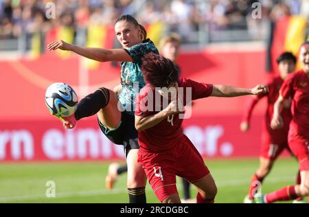 Offenbach, Deutschland. 24. Juni 2023. firo: 06/24/2023, Fußball, Freundschaftsspiel DFB Frauen-Landesspiel Nationalmannschaft Deutschland - Vietnam Duels, Duell, GER Melissa Kossler, Tran Credit: dpa/Alamy Live News Stockfoto