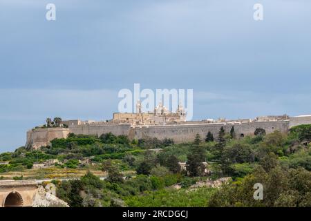 Mdina, Malta, 30. April 2023. Blick auf die Stadt Mdina mit ihren Stadtmauern und Befestigungsanlagen. Stockfoto