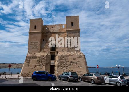 Saint Paul's Bay, Malta, 30. April 2023. Der Wignacourt-Turm war der zweite Turm, der auf den maltesischen Inseln gebaut wurde, nach dem Garzes-Turm auf Gozo. Stockfoto