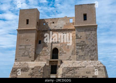 Saint Paul's Bay, Malta, 30. April 2023. Der Wignacourt-Turm war der zweite Turm, der auf den maltesischen Inseln gebaut wurde, nach dem Garzes-Turm auf Gozo. Stockfoto