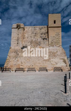 Saint Paul's Bay, Malta, 30. April 2023. Der Wignacourt-Turm war der zweite Turm, der auf den maltesischen Inseln gebaut wurde, nach dem Garzes-Turm auf Gozo. Stockfoto