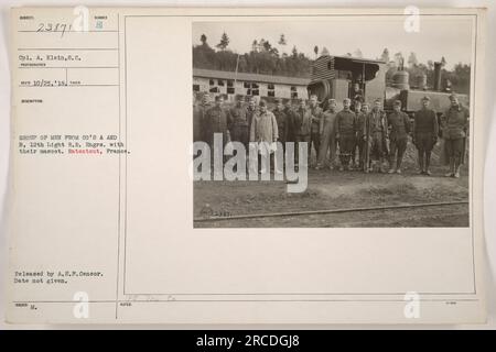 Eine Gruppe von Männern von den Firmen A und B, 12. Light R. R. Engrs., ist während des Ersten Weltkriegs in Ratentout, Frankreich, zu sehen. Das Bild zeigt Corporal A. Klein, S.C., zusammen mit anderen unbekannten Soldaten und ihrem Maskottchen. Das Foto wurde von BECD an einem unbekannten Datum aufgenommen. Es wurde vom A.E.P. Censor freigegeben und genehmigt. Stockfoto