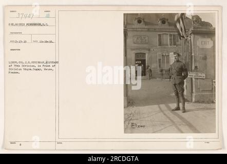 Oberstleutnant J.H. Steinman, der Adjutant der 79. Division, fotografiert vor dem Hauptquartier der Division in Dugny, Mause, Frankreich. Dieses Bild wurde am 18. November 1918 von S. Morris Fineberce, einem SC-Fotografen, aufgenommen. Die offizielle Rekordnummer des Fotos ist 111-SC-37407. Bitte beachten Sie, dass das Fotografieren von 37447, insbesondere der Ausgang von Nilfyldnie Toets, verboten ist. Stockfoto