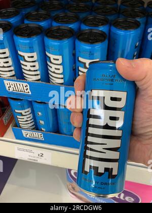 Dosen mit Prime Energy Drink. Ein hoher Koffeingehalt wurde in dem beliebten Getränk identifiziert, das von KSI und Logan Paul beworben wurde Stockfoto