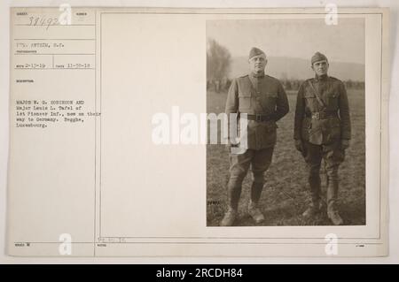 Major W.G. Robinson und Major Louis L. Tafel von der 1. Pionierinfanterie, am 30. November 1918 in Begghe, Luxemburg, fotografiert. Das Bild zeigt die Abreise nach Deutschland. Bildreferenz 111-SC-38492, aufgenommen von Pvt. Antrim und aufgenommen am 13. Februar 1919, gemäß offizieller Dokumentation. Stockfoto