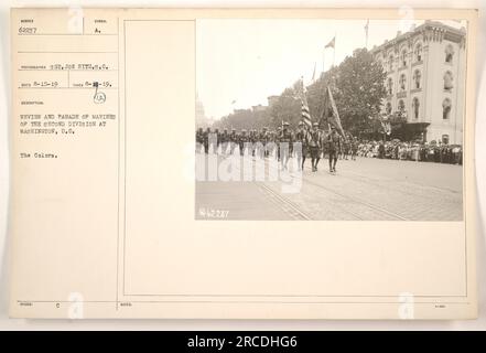 Marines der Second Division nehmen an einer Rezension und Parade in Washington Teil Auf dem Foto wird der Moment festgehalten, in dem sie stolz die Farben zeigen. Das Bild wurde von Sergeant Joe Hitz aufgenommen und ist Teil einer Reihe von Fotos, die während des Ersten Weltkriegs aufgenommen wurden. Stockfoto