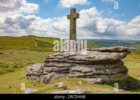 Das Evelyn Anthony Cave Penney Memorial Cross in der Nähe von Yar Tor auf Dartmoor Devon UK Stockfoto