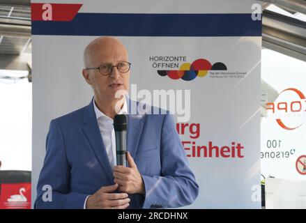 Hamburg, Deutschland. 14. Juli 2023. Peter Tschentscher (SPD), erster Bürgermeister und Präsident des Senats der Freien und Hansestadt Hamburg, spricht auf einer Einführungsreise auf der Binnenalster über den Planungsstand der Feierlichkeiten zum Deutschen Einheitstag. Die Feierlichkeiten finden am 2. Und 3. Oktober 2023 in Hamburg statt, mit einem Bürgerfest an der Binnenalster anlässlich des Deutschen Einheitstages. Kredit: Marcus Brandt/dpa/Alamy Live News Stockfoto