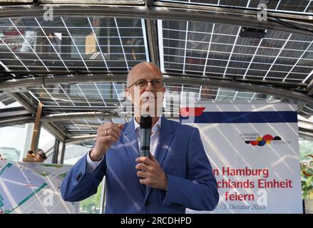 Hamburg, Deutschland. 14. Juli 2023. Peter Tschentscher (SPD), erster Bürgermeister und Präsident des Senats der Freien und Hansestadt Hamburg, spricht auf einer Einführungsreise auf der Binnenalster über den Planungsstand der Feierlichkeiten zum Deutschen Einheitstag. Die Feierlichkeiten finden am 2. Und 3. Oktober 2023 in Hamburg statt, mit einem Bürgerfest an der Binnenalster anlässlich des Deutschen Einheitstages. Kredit: Marcus Brandt/dpa/Alamy Live News Stockfoto