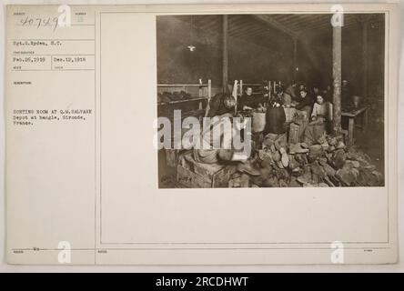 Sgt. G. Ryden hat dieses Bild am 26. Februar 1919 aufgenommen, das den Sortierraum im Q.M. zeigt Bergungslager in Bangle, Gironde, Frankreich. Das Foto ging am 12. Dezember 1918 ein. Der Raum ist mit Materialien und Ausrüstung gefüllt, während die Soldaten Bergungsgegenstände organisieren und verarbeiten. Stockfoto