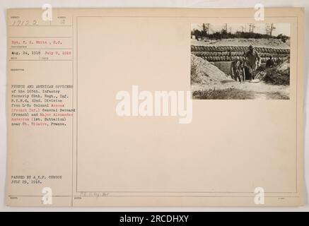 Sergeant C. H. White hat dieses Foto am 24. August 1918 gemacht. Hier sind französische und amerikanische Offiziere der 165. Infanterie, früher bekannt als das 69. Regiment, der New Yorker Nationalgarde. Die Offiziere auf dem Bild sind Oberst Arnoux (französische Infanterie), General Bernard und Major Alexander Anderson vom 1. Bataillon. Das Foto wurde in der Nähe von St. Hilaire, Frankreich. Es wurde offiziell ausgestellt und am 29. Juli 1918 vom A.E.F.-Zensor verabschiedet. Stockfoto