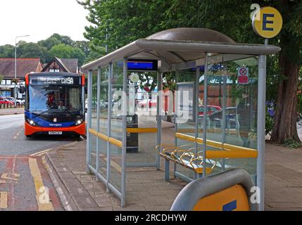 Warringtons besitzt Busse Cat9A am Northwich Bus and Travel Interchange, Routen, Fahrplänen, Watling Street, Northwich, Cheshire, England, Großbritannien, CW9 5EX Stockfoto